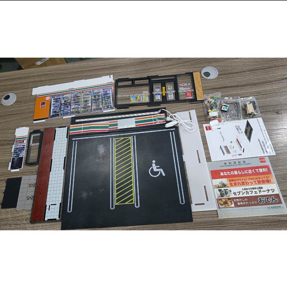 1/18 Scale Japanese 7-Eleven Convenience Store Diorama Building Scene Car Model with USB Lights