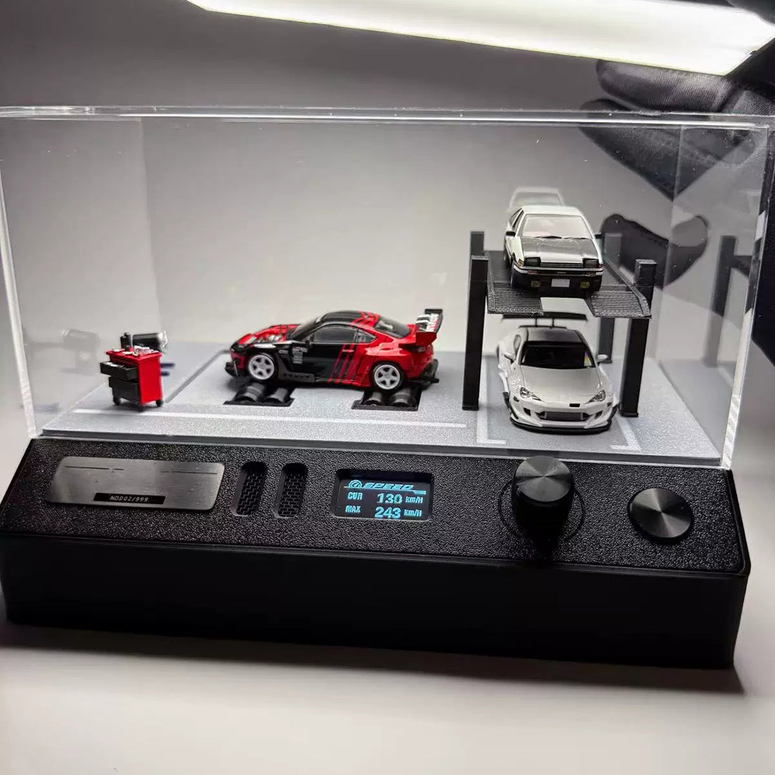 1/64 Scale Miniature Dynamic Garage Diorama Display Stand with LED Vehicle Test Bench