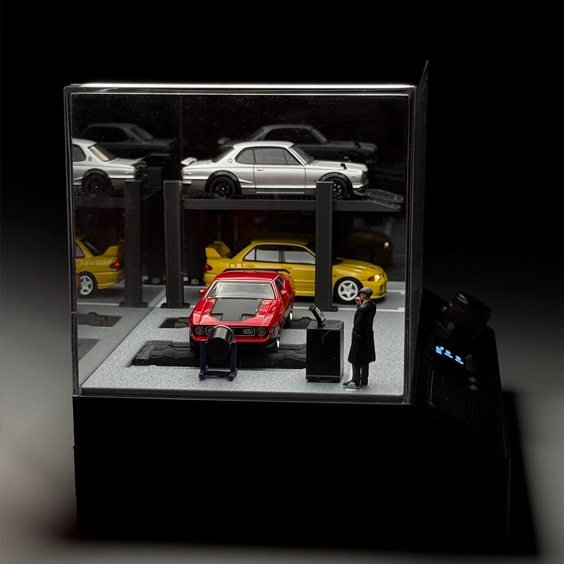 1/64 Scale Miniature Dynamic Garage Diorama Display Stand with LED Vehicle Test Bench