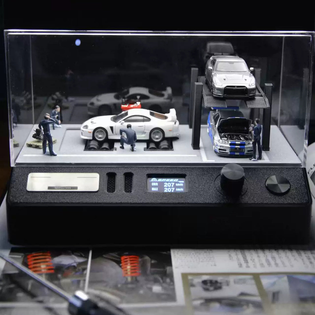 1/64 Scale Miniature Dynamic Garage Diorama Display Stand with LED Vehicle Test Bench